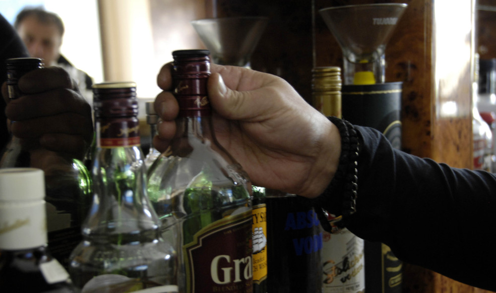 Η κυβέρνηση αυξάνει τα «φρένα» στο αλκοόλ για ανηλίκους - Τι λένε τα δεδομένα και πώς θα δράσουν τα νέα μέτρα