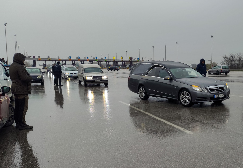Μάλγαρα: ιδιοκτήτες γραφείων τελετών με νεκροφόρες στο μπλόκο των αγροτών (video-photos)