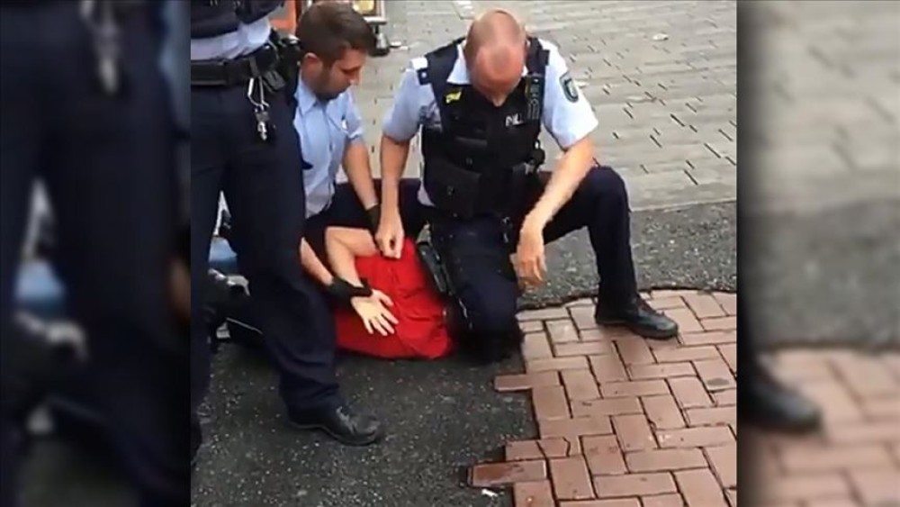 Γερμανία: Σάλος από βίντεο όπου αστυνομικός γονατίζει στον λαιμό ανηλίκου