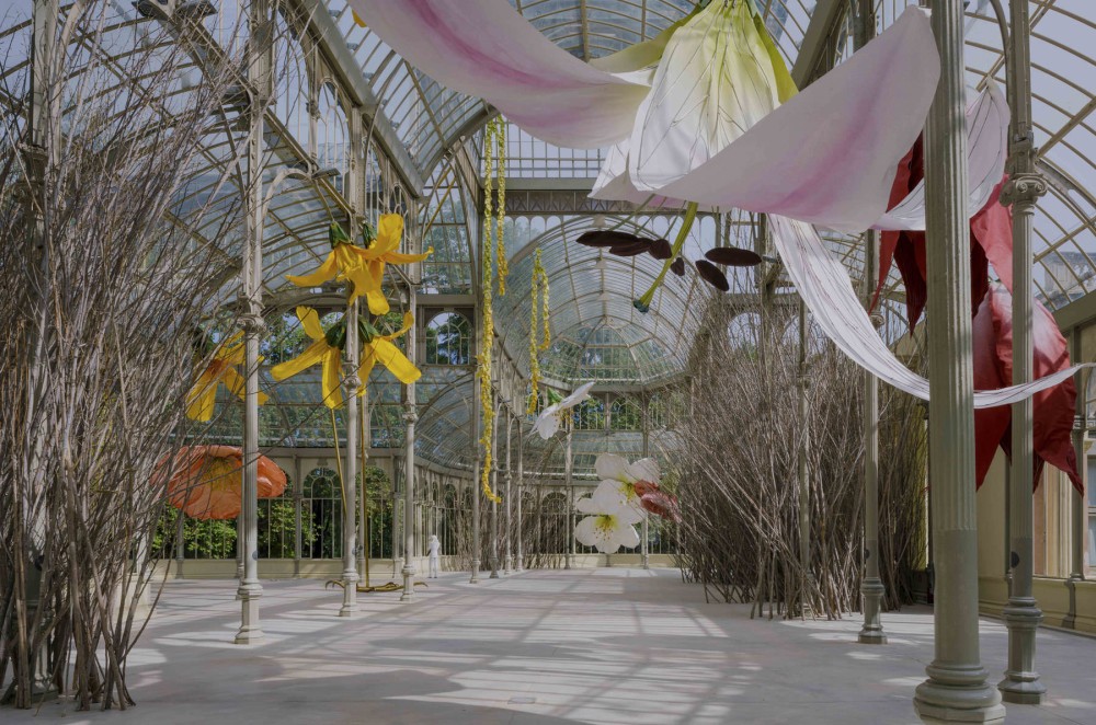 Γιγαντιαία φωλιά με λουλούδια έγινε το Palacio de Cristal στη Μαδρίτη