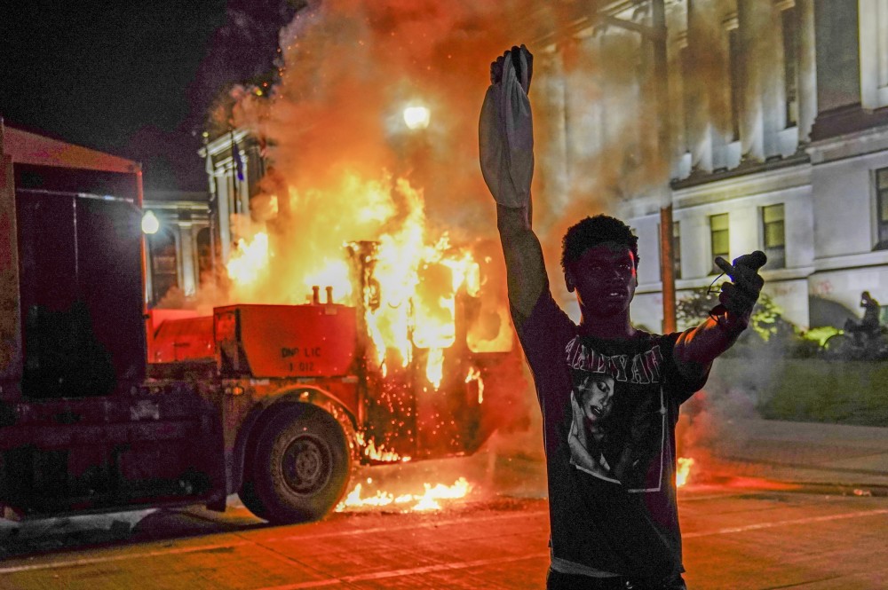 ΗΠΑ: Αυξανόμενες διαδηλώσεις κατά της αστυνομικής βίας και του ρατσισμού &#8211; &#8220;Νόμο και τάξη&#8221; υπόσχεται ο Πενς