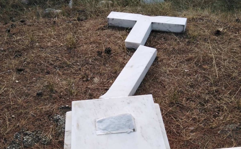 Βανδαλισμοί στους τάφους του Παύλου και της Φρειδερίκης στο Τατόι