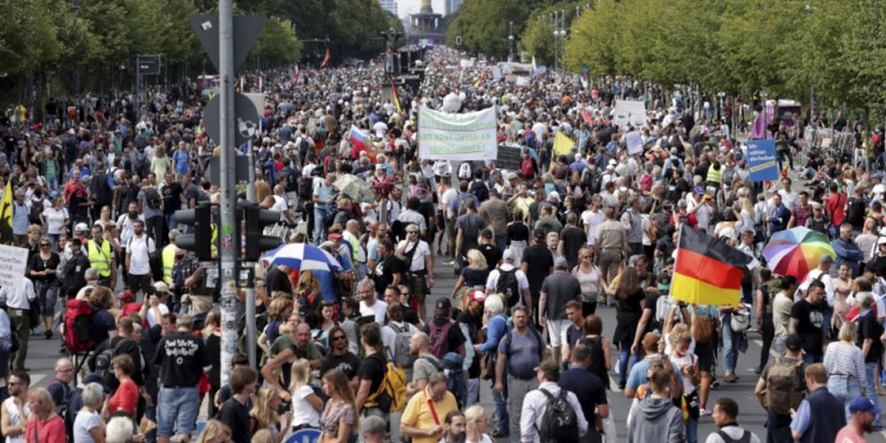 Η αστυνομία διέλυσε μαζική διαμαρτυρία κατά των μέτρων για τον κορωνοϊό στο Βερολίνο