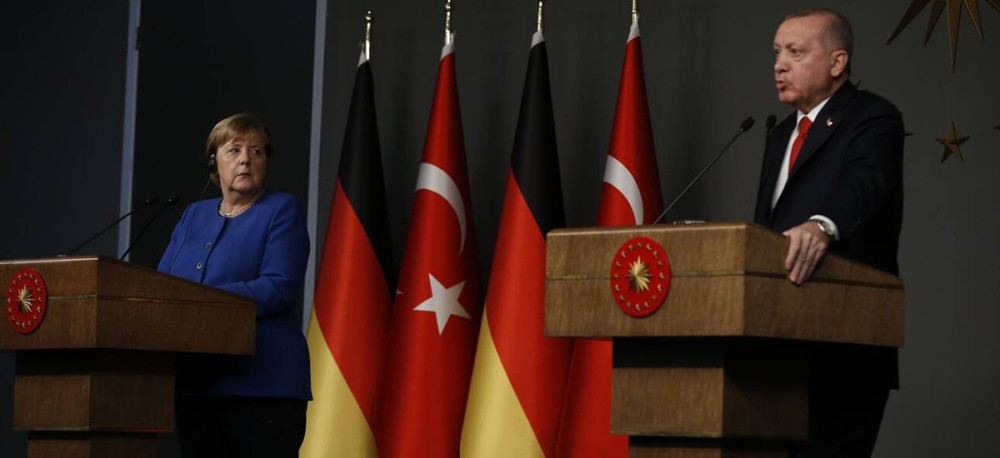 Δυσφορία Μέρκελ για Ερντογάν: Παραβιάζεται το διεθνές δίκαιο