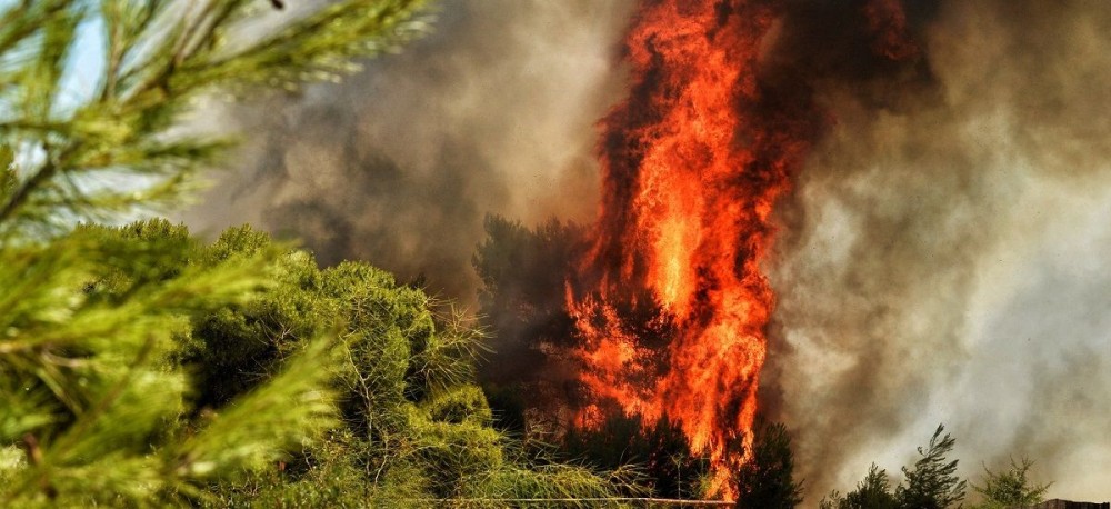 Πυρκαγιά στην ανατολική Μάνη: Εντολή να εκκενωθεί ο οικισμός Καλύβια