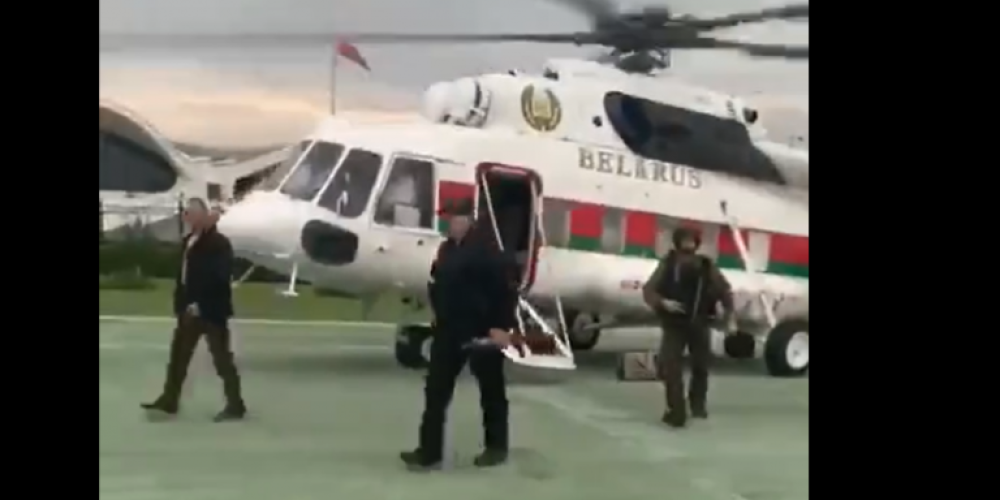 Λουκασένκο με Καλάσνικοφ στο χέρι πέταξε με ελικόπτερο πάνω από τους διαδηλωτές στη Λευκορωσία