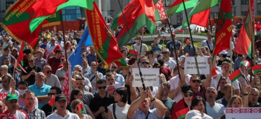 Λευκορωσία: Διαδήλωση υπέρ του Λουκασένκο και «Πορεία για την Ελευθερία» της αντιπολίτευσης