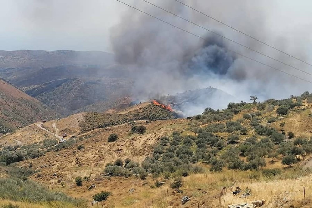 Σε ύφεση η φωτιά στα Χανιά &#8211; Εκκενώθηκε χωριό στη Νάξο