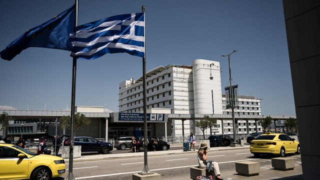 Πού θα πάνε εφέτος διακοπές οι Έλληνες - Ρεκόρ κρατήσεων για το εξωτερικό