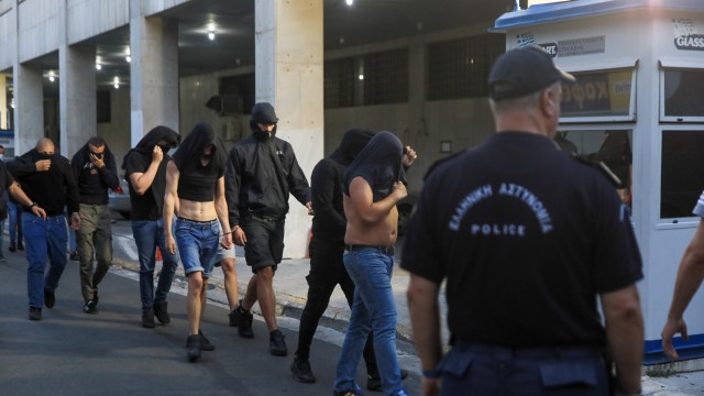 Χειροπέδες σε άλλους 5 Κροάτες χούλιγκαν στην Ηγουμενίτσα - Στον εισαγγελέα σήμερα 94 συλληφθέντες