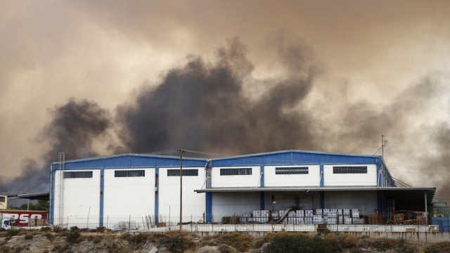 Φωτιές - Ασπρόπυργος: άγρια επίθεση πλιατσικολόγων σε αστυνομικούς