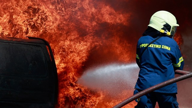Φωτιά στον Ασπρόπυργο σε μάντρα αυτοκινήτων - Τέθηκε υπό έλεγχο από την Πυροσβεστική
