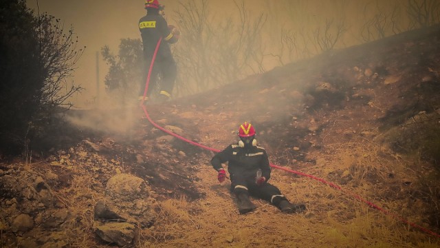 Φωτιές - Live ενημέρωση: ολονύχτια μάχη με τις φλόγες στην Πάρνηθα