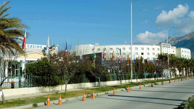Καζίνο Λουτρακίου: ψάχνει σωσίβιο στις πυρκαγιές