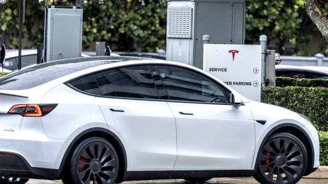 Σπάνε τα Tesla λόγω Μασκ