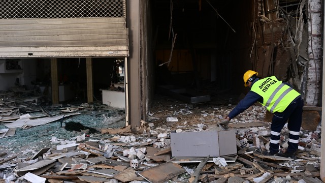 Πειραιάς: ισχυρή έκρηξη σε είσοδο πολυκατοικίας όπου στεγάζονται γραφεία