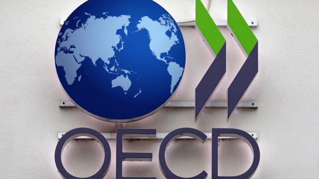 ΟΟΣΑ: Μειώνεται το ελληνικό spread ενώ «εκτοξεύεται» το παγκόσμιο χρέος