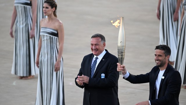 «Παρίσι 2024»: η Αθήνα παρέδωσε την Ολυμπιακή Φλόγα