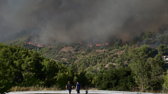 Οδηγίες της ΕΛΑΣ προς πολίτες: Μην επιστρέφετε σε περιοχές που έχουν καεί