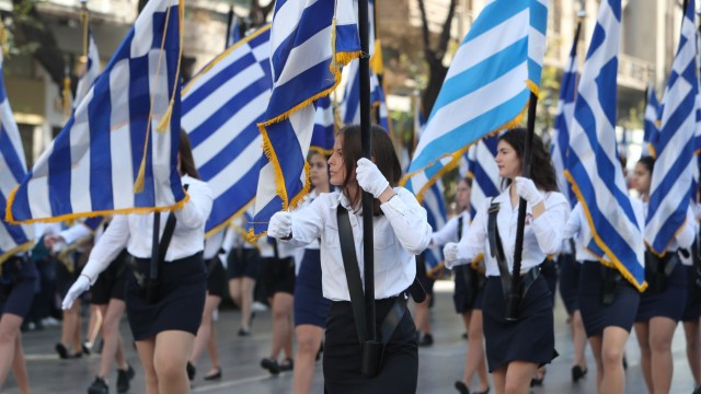 Θεσσαλονίκη: Υπερηφάνια και χαμόγελα στη μαθητική παρέλαση