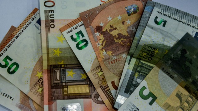 Επιδόματα: Αύξηση ποσών από το 2025 με τρεις νέους «κόφτες»