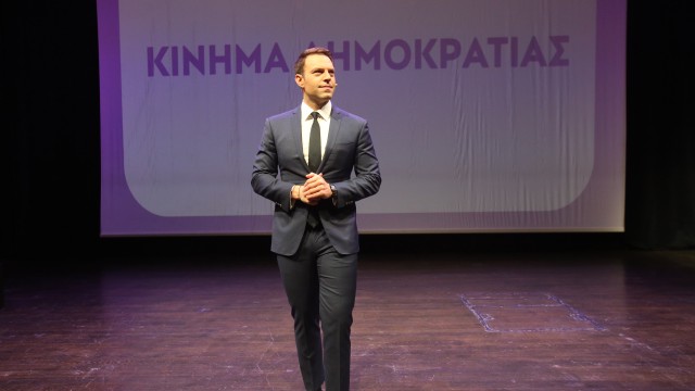 Στέφανος Κασσελάκης: λαϊκίζει κουνώντας το δάκτυλο στην κυβέρνηση για την στάση της υπέρ του Ισραήλ
