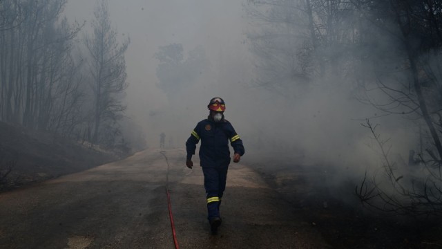 Λαγκαδάς Θεσσαλονίκης: Νεκρός ένας πυροσβέστης κατά τη διάρκεια κατάσβεσης της φωτιάς