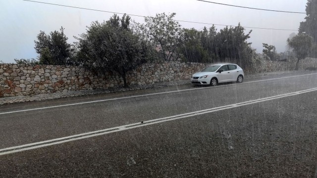 Ισχυρή καταιγίδα πλήττει την Πρέβεζα - Μήνυμα 112 στο Αγρίνιο