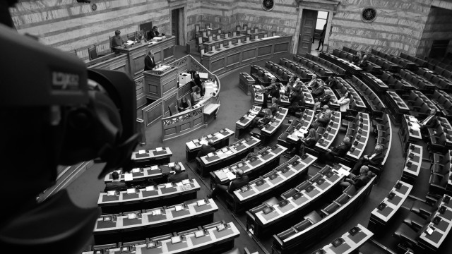 Χωρίς ντροπή: το ΠΑΣΟΚ θέλει προανακριτική για το… αδίκημα της «ψυχικής συνδρομής»