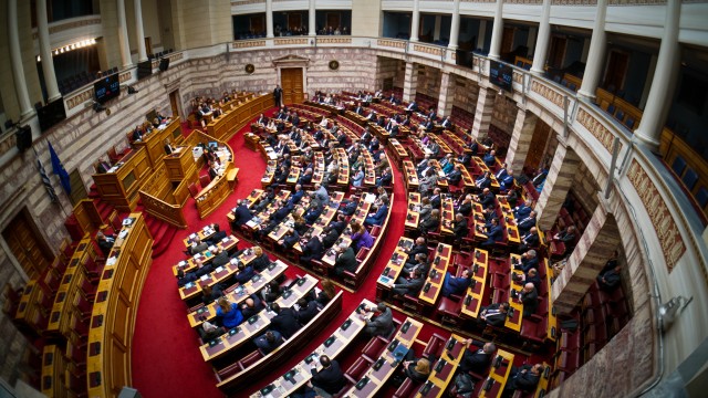 Ζόρια για τα «κόμματα των Τεμπών»