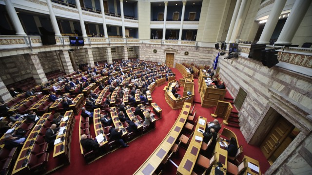 Πρόταση δυσπιστίας: το παρασκήνιο και τα παζάρια της αντιπολίτευσης