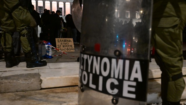 Σύνταγμα: 14 άτομα συνελήφθησαν χθες στα επεισόδια
