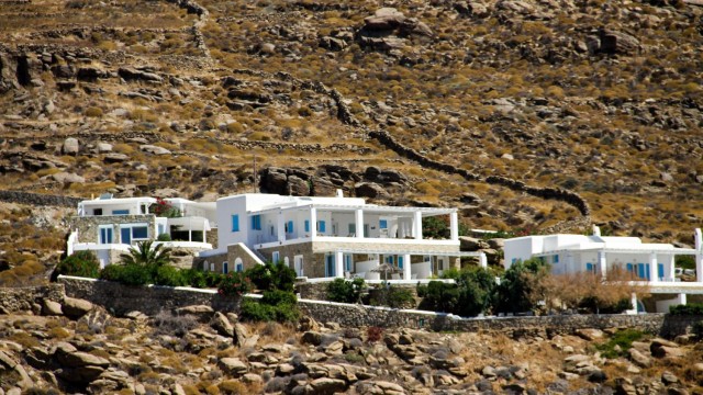 Σαρωτικοί έλεγχοι για αυθαίρετα στη Μύκονο: παραβάσεις και συλλήψεις