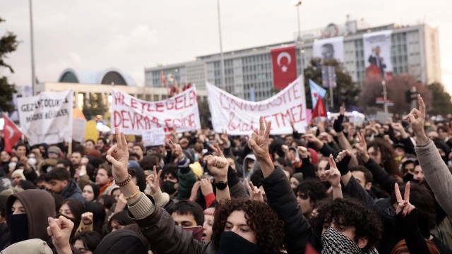 Ενώπιον του εισαγγελέα ο Ιμάμογλου: Χιλιάδες υποστηρικτές του στο δρόμο - Επεισόδια και συλλήψεις