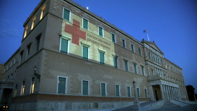 Βουλή: στο κόκκινο για την παγκόσμια ημέρα ερυθρού σταυρού
