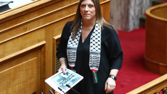 Οι ώμοι στην πολιτική δεν είναι για να σηκώνουν μαντίλες, αλλά ευθύνες