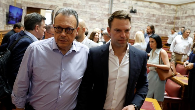 Υπογραφές στο πόδι, πολιτική στο γόνατο