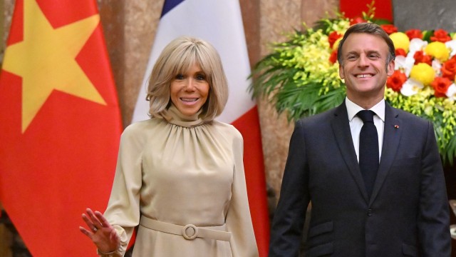 Μακρόν: το... χαστούκι της Μπριζίτ και οι αναλύσεις των ειδικών - Τι συνέβη (video)