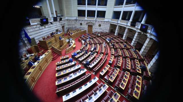 Στη Βουλή η νέα τροπολογία για μετανάστευση: Άμεσες επιστροφές και προσωρινή αναστολή ασύλου
