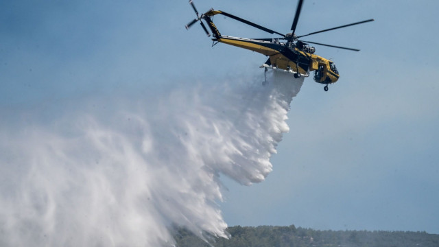 Φωτιά στο αεροδρόμιο της Καλαμάτας - Πνέουν ισχυροί άνεμοι (video)