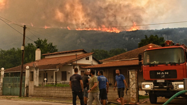 Μεγάλη αναζωπύρωση στον Φενεό Κορινθίας: εκκενώνονται οικισμοί, ισχυρές δυνάμεις στο σημείο (video)