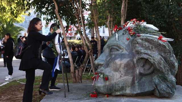 Πολυτεχνείο: επεισόδια μεταξύ ακραριστερών και αναρχικών - Τραυματίες μεταφέρθηκαν στο νοσοκομείο (video)