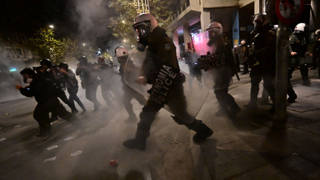 Περιορισμένα επεισόδια στο κέντρο της Αθήνας – Συνεχίζεται η πορεία στην μνήμη του Αλέξανδρου Γρηγορόπουλου