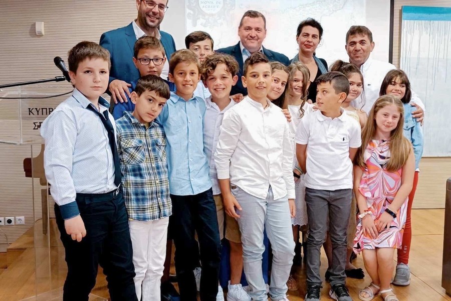 Μαθητές της Ηλιούπολης που αγαπούν τη Μεγαλόνησο υποδέχτηκε στο γραφείο του ο Κύπριος πρέσβης