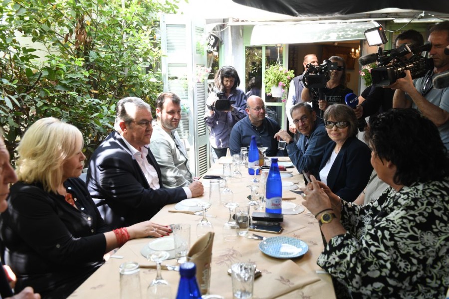 Εκλογές 2023: ηθοποιοί, δημοσιογράφοι και στελέχη του ΚΚΕ στο γεύμα του Κουτσούμπα