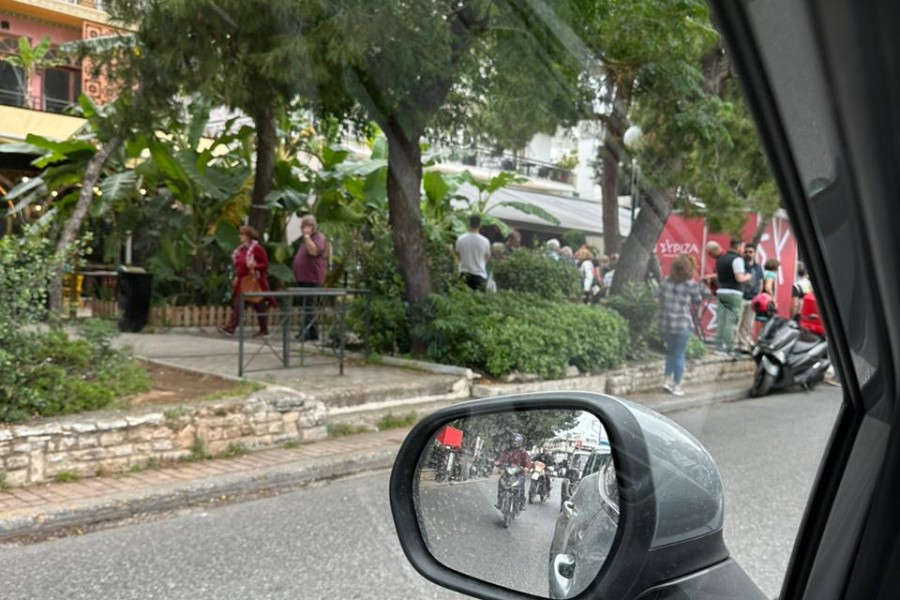 «Πανικός» στο Χαϊδάρι για τον Τσίπρα: «Κοσμοσυρροή» στο… πεζοδρόμιο (Φωτό)