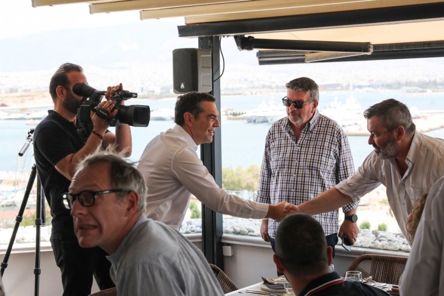 Εκλογές 2023: στον Πειραιά με δημοσιογράφους ο Τσίπρας