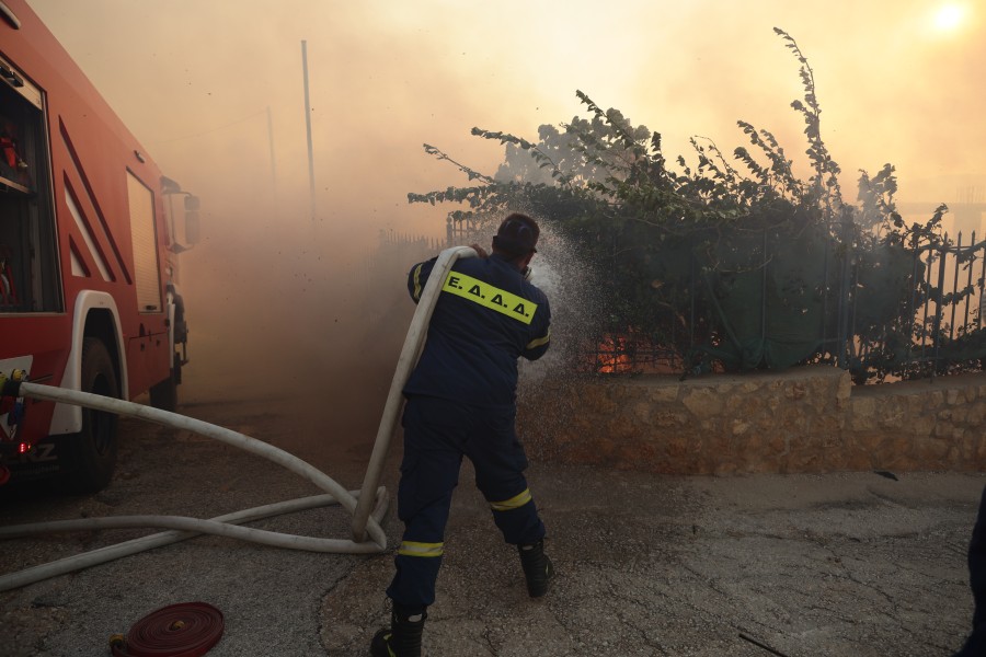 Φωτιές: Μακριά από Πάρνηθα καίει το μέτωπο των Δερβενοχωρίων-Καλύτερη η εικόνα σε Λουτράκι, Κουβαρά