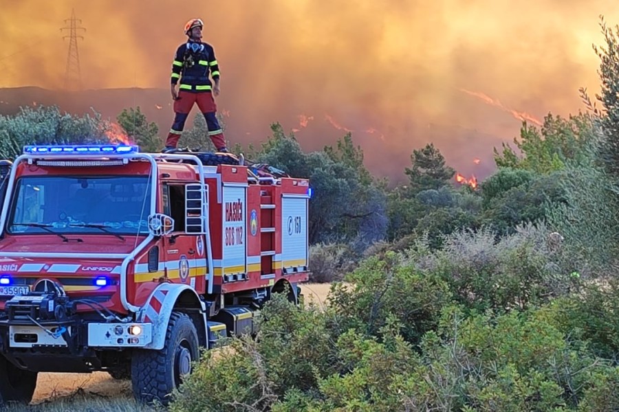 Ρόδος-φωτιές: Το ευχαριστώ μιας μικρής Ροδίτισσας στους Σλοβάκους πυροσβέστες