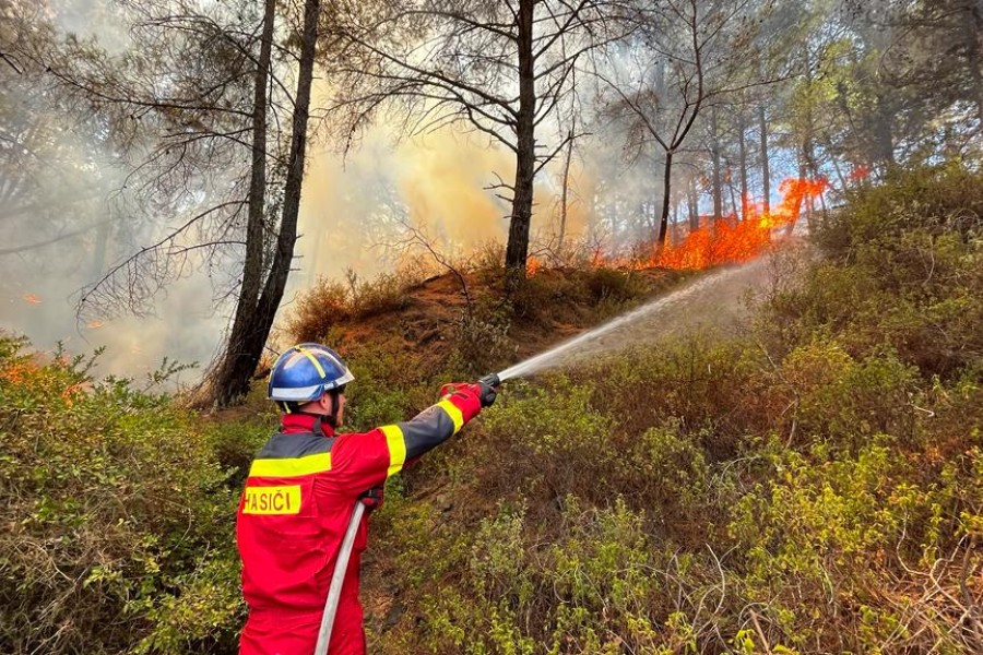 Ρόδος-φωτιές: Το ευχαριστώ μιας μικρής Ροδίτισσας στους Σλοβάκους πυροσβέστες